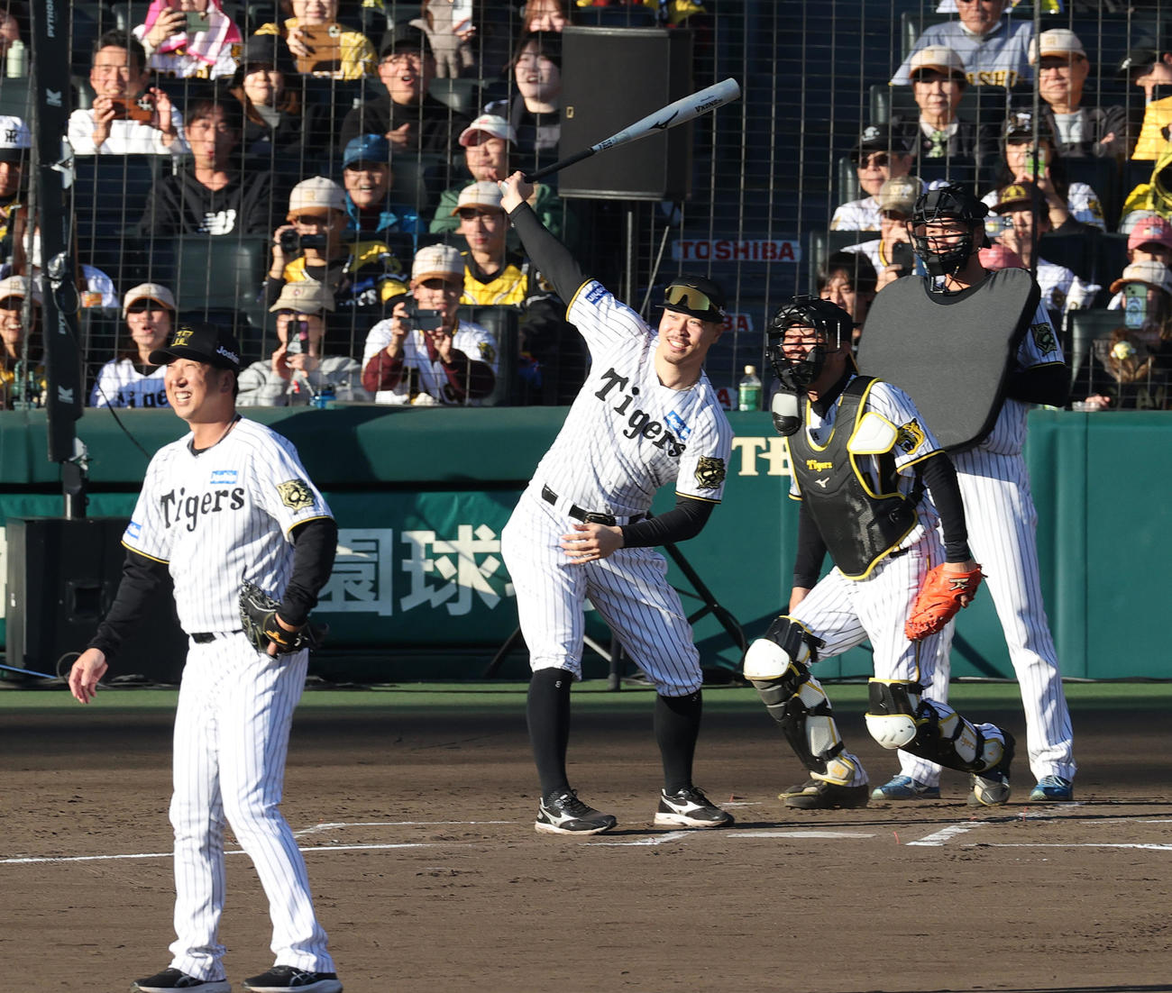 阪神対レジェンドオールスターズ　佐藤輝と対決する藤川監督（撮影・上山淳一）