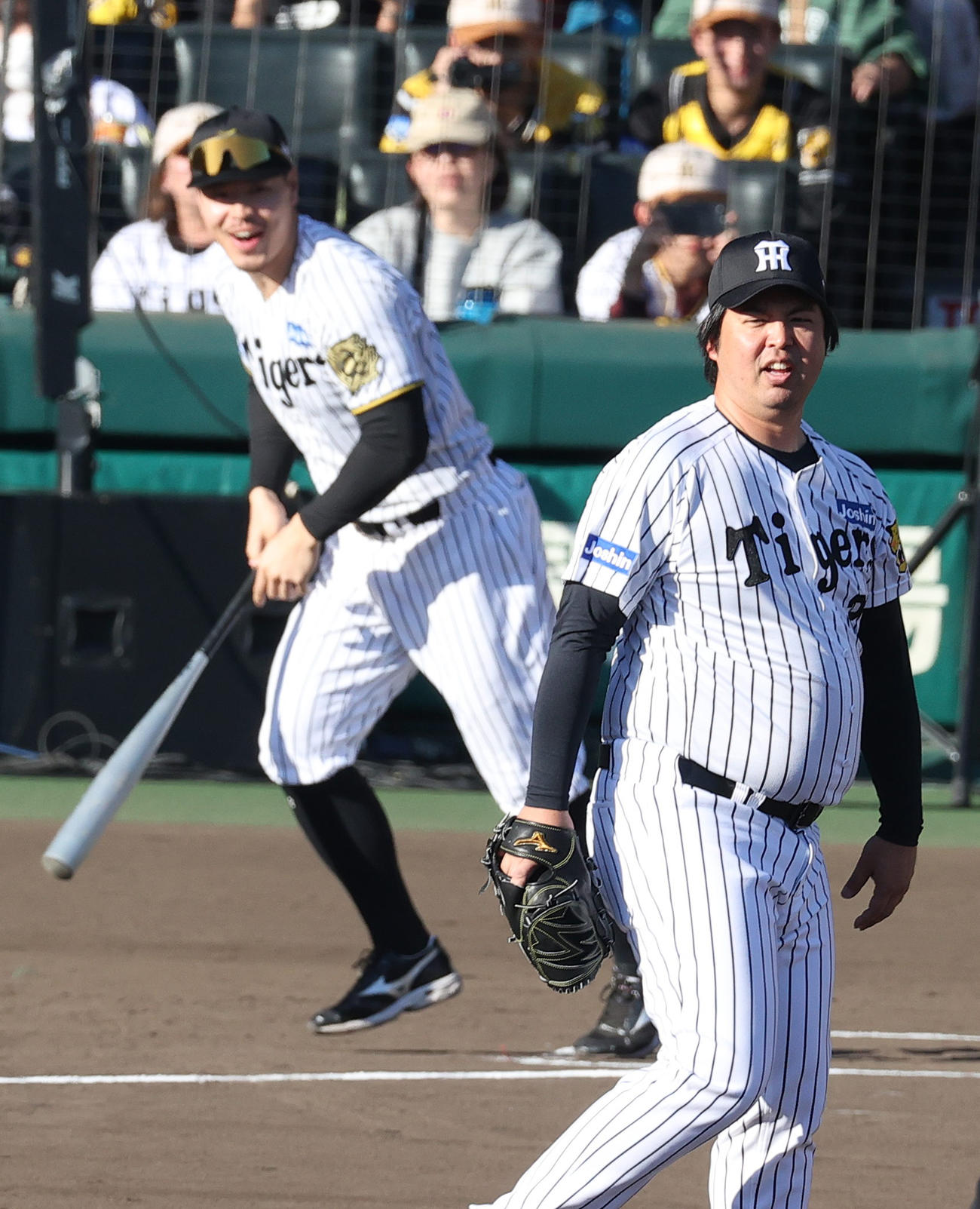 阪神対レジェンドオールスターズ　佐藤輝と対決する井川氏（撮影・上山淳一）