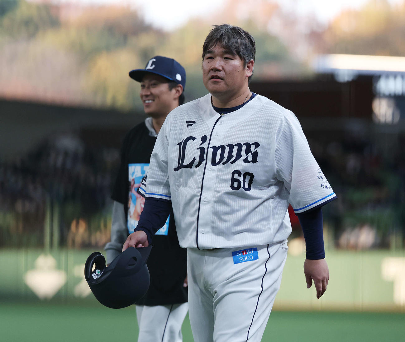 西武ファン感謝イベント「LIONS THANKS FESTA 2025」の圧倒的エンタメベースボール！で遠い一塁ベースまで走らされた中村剛（撮影・宮地輝）