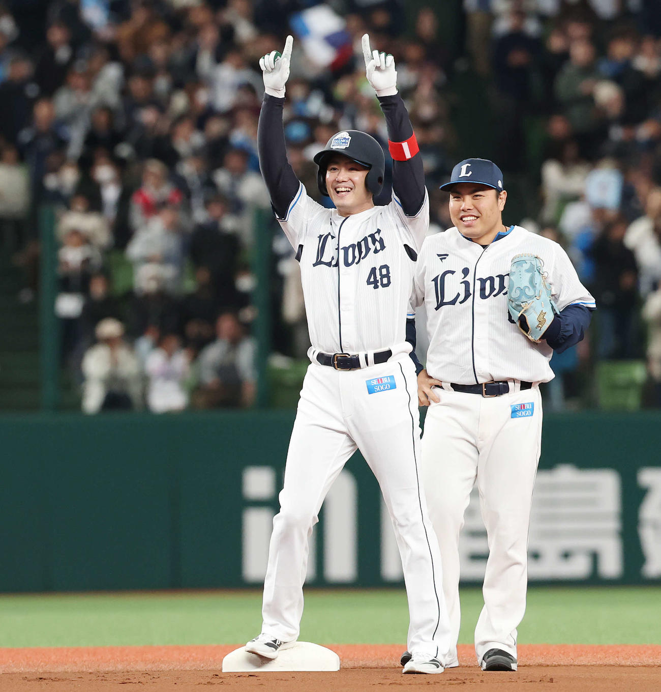 チーム源田対チーム外崎　1回表チーム源田無死、左二塁打を放った今井。右は二塁手平良（撮影・宮地輝）