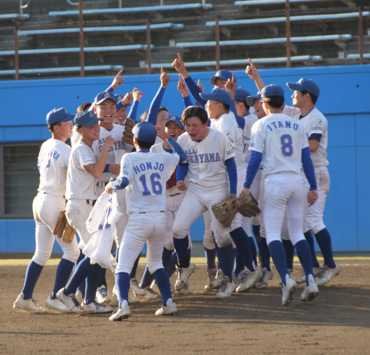 優勝の瞬間マウンドに集まるオール岡山ヤングナイン