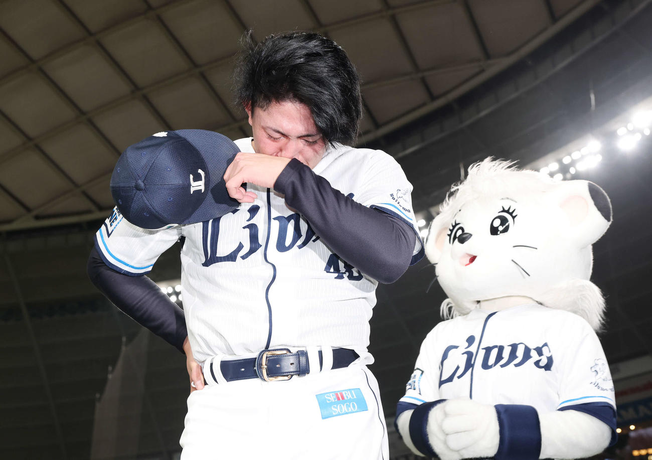西武ファン感謝イベント「LIONS THANKS FESTA 2025」でクロージングセレモニーを終え涙があふれる西武今井（撮影・宮地輝）