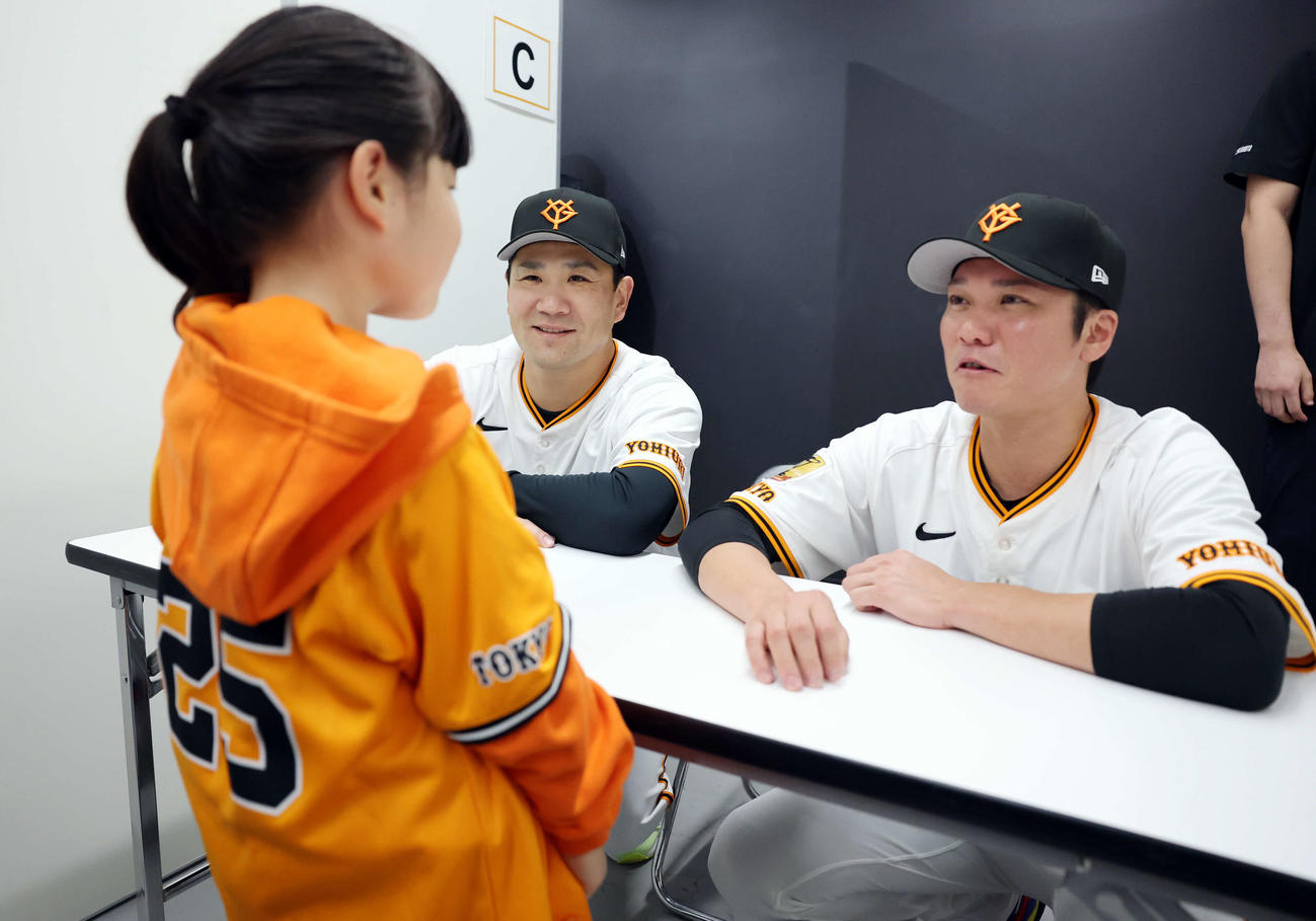 ジャイアンツフェスタ2025　背番号25をつけた女の子のファンのお悩みを聴く巨人田中将（左）と坂本（撮影・浅見桂子）
