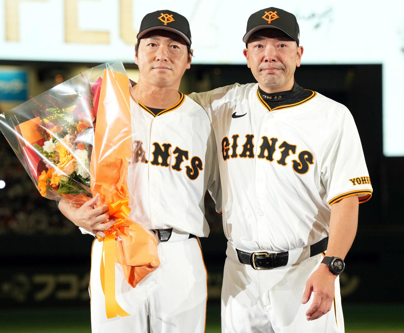 引退セレモニーで阿部監督（右）と記念撮影に納まる巨人長野（撮影・たえ見朱実）