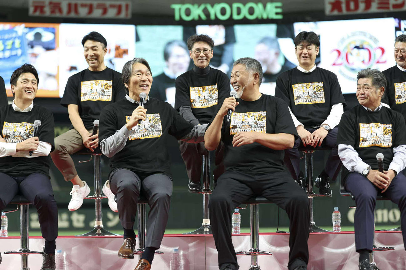 「ジャイアンツ・ファンフェスタ“延長戦”　～2002年優勝メンバー同窓会～」に出席した松井秀喜氏（前列左から2番目）ら巨人OB（読売巨人軍提供）