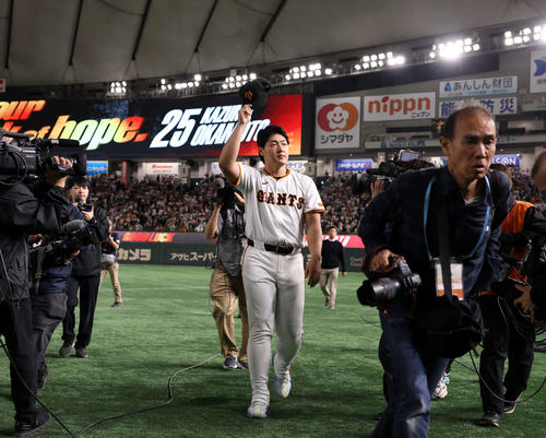 ジャイアンツフェスタ2025　スタンドに場内1周であいさつする巨人岡本（撮影・浅見桂子）