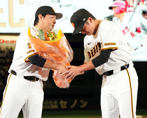 坂本（右）から花束を贈られ、涙を流す巨人長野（撮影・たえ見朱実）