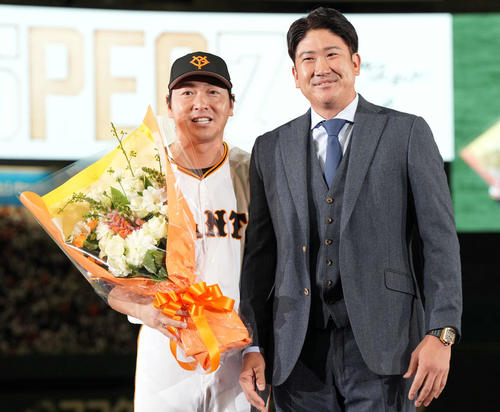 引退セレモニーに駆けつけたオリオールズの菅野（右）と記念撮影に納まる巨人長野（撮影・たえ見朱実）