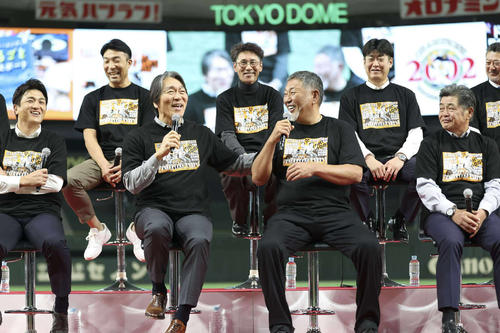 「ジャイアンツ・ファンフェスタ“延長戦”　～2002年優勝メンバー同窓会～」に出席した松井秀喜氏（前列左から2番目）ら巨人OB（読売巨人軍提供）
