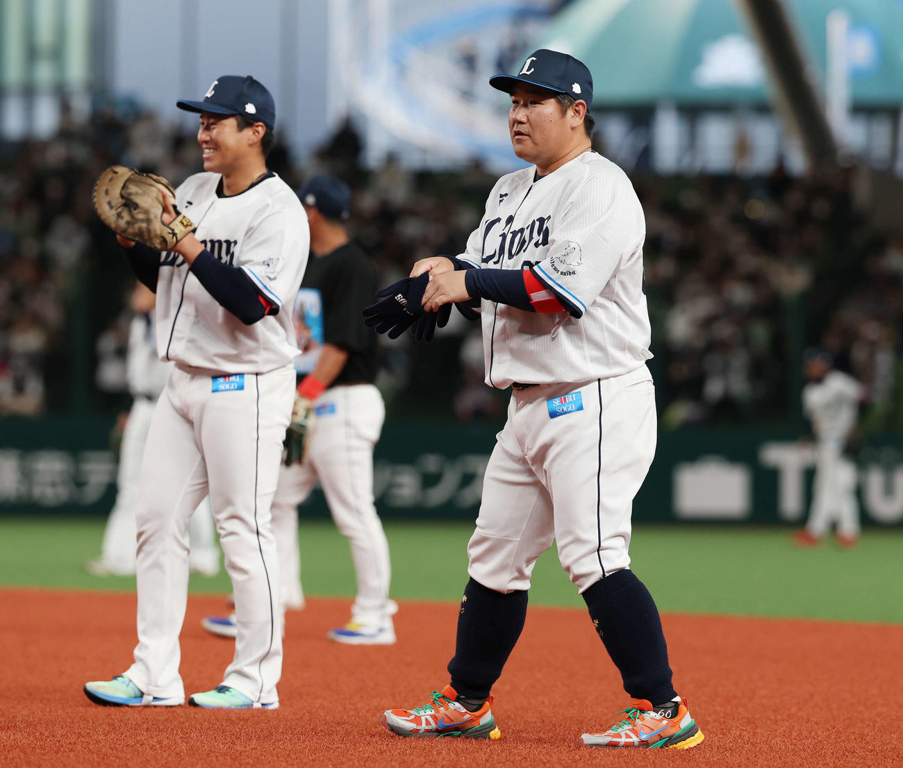 西武ファン感謝イベント「LIONS THANKS FESTA 2025」の圧倒的エンタメベースボール！で手ぶらで守備につく中村剛（撮影・宮地輝）