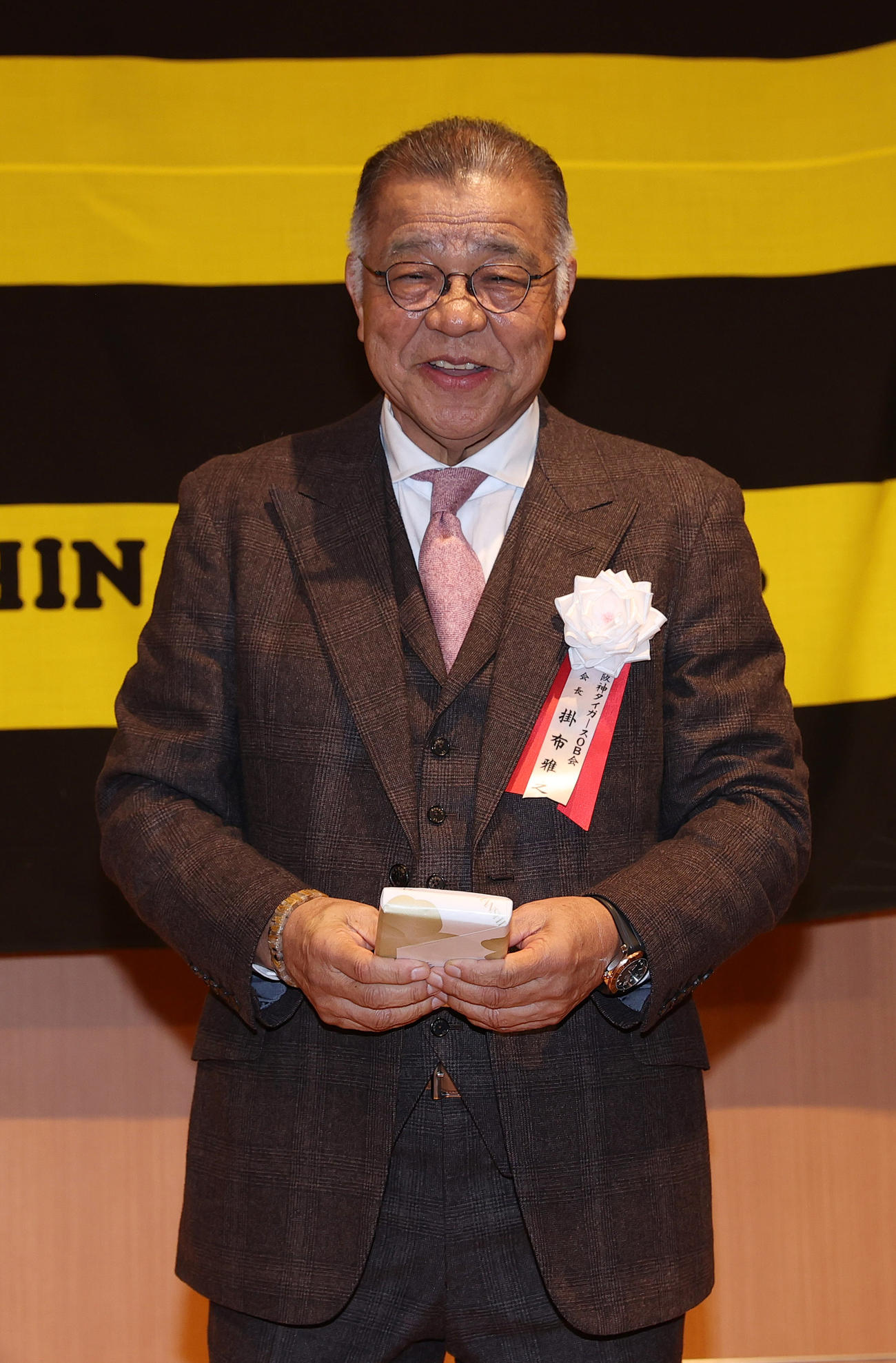 阪神OB総会で表彰を受けた掛布OB会長（撮影・上山淳一）