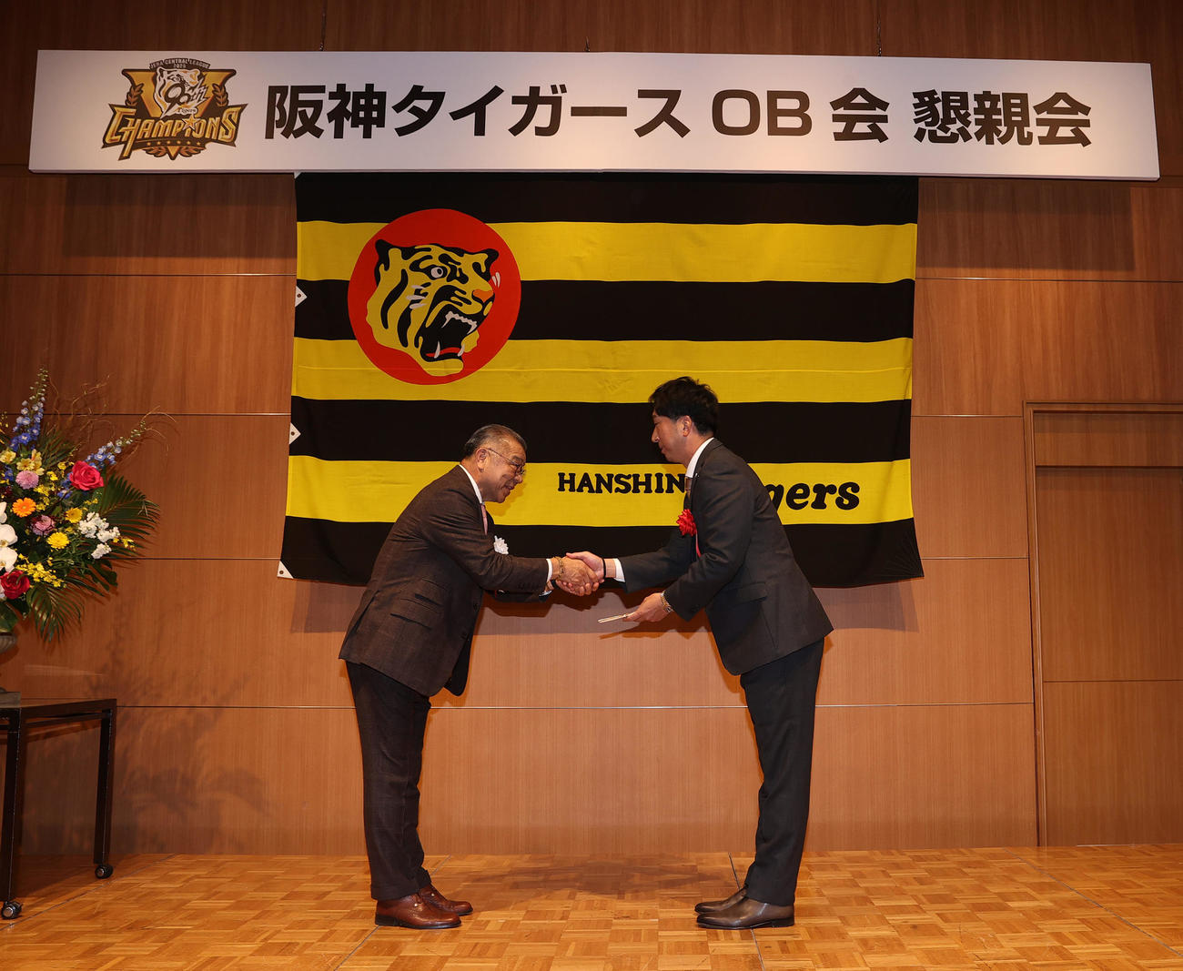 阪神OB総会で表彰を受け掛布OB会長（左）から目録を受け取る藤川監督（撮影・上山淳一）