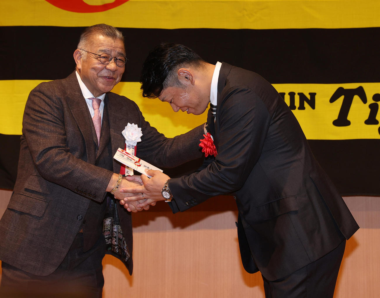 阪神OB総会で表彰を受け掛布OB会長（左）から目録を受け取る引退した原口（撮影・上山淳一）
