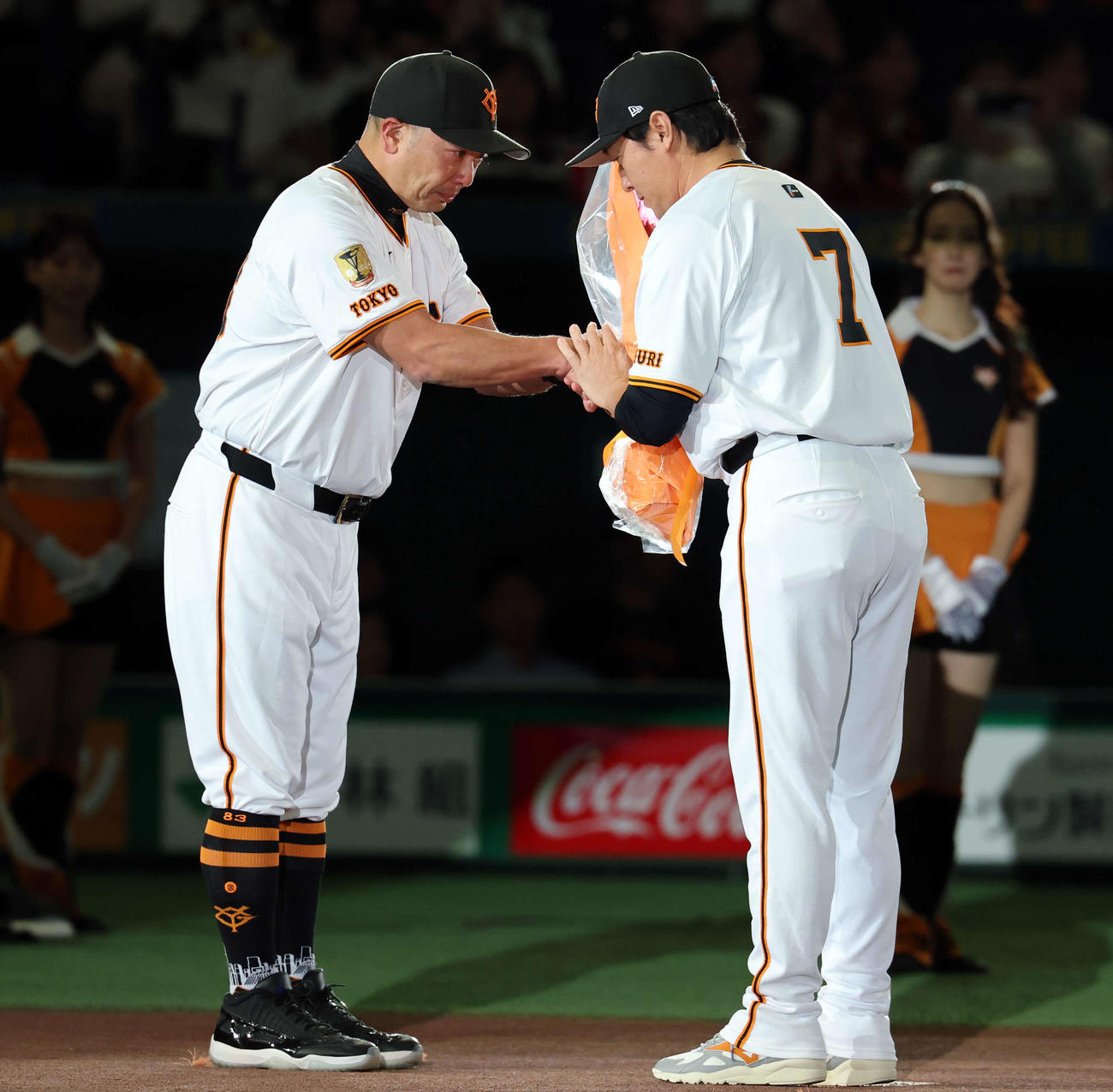 引退セレモニーで、大泣きする巨人阿部監督（左）から花束を贈られる長野（撮影・浅見桂子）