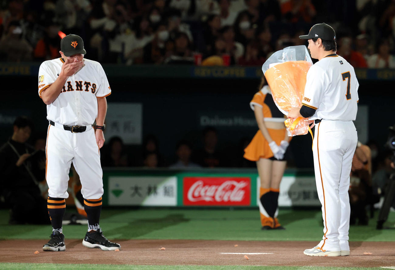 引退セレモニーで、大泣きする巨人阿部監督（左）から花束を贈られる長野（撮影・浅見桂子）
