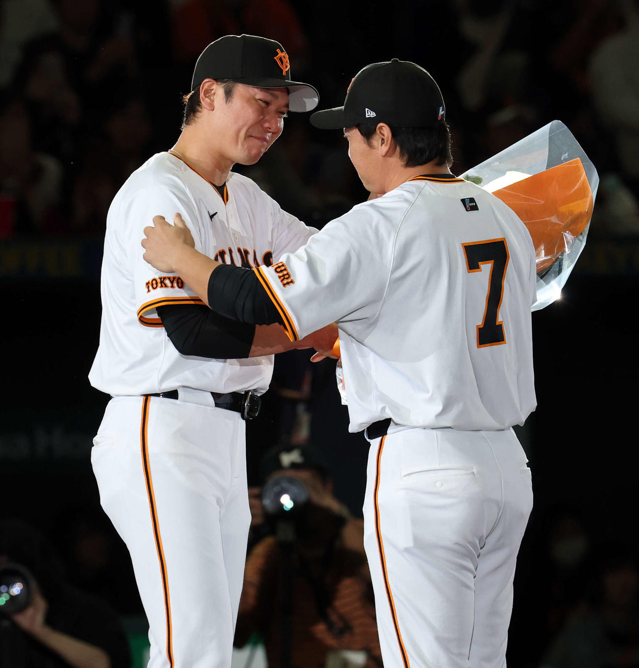 引退セレモニーで、大泣きする巨人坂本（左）から花束を贈られる長野（撮影・浅見桂子）