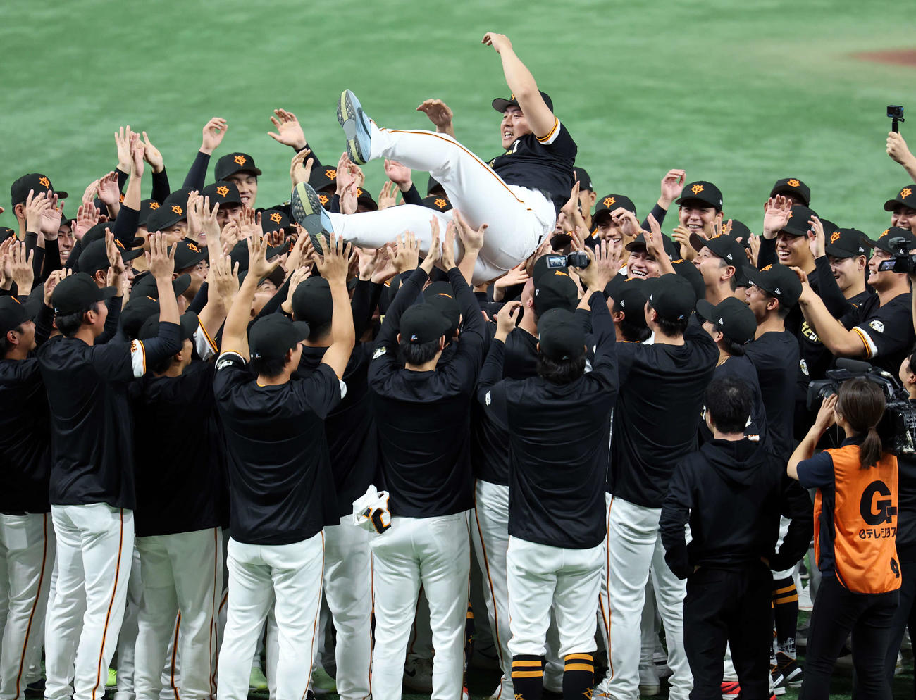 胴上げされる巨人岡本（撮影・浅見桂子）