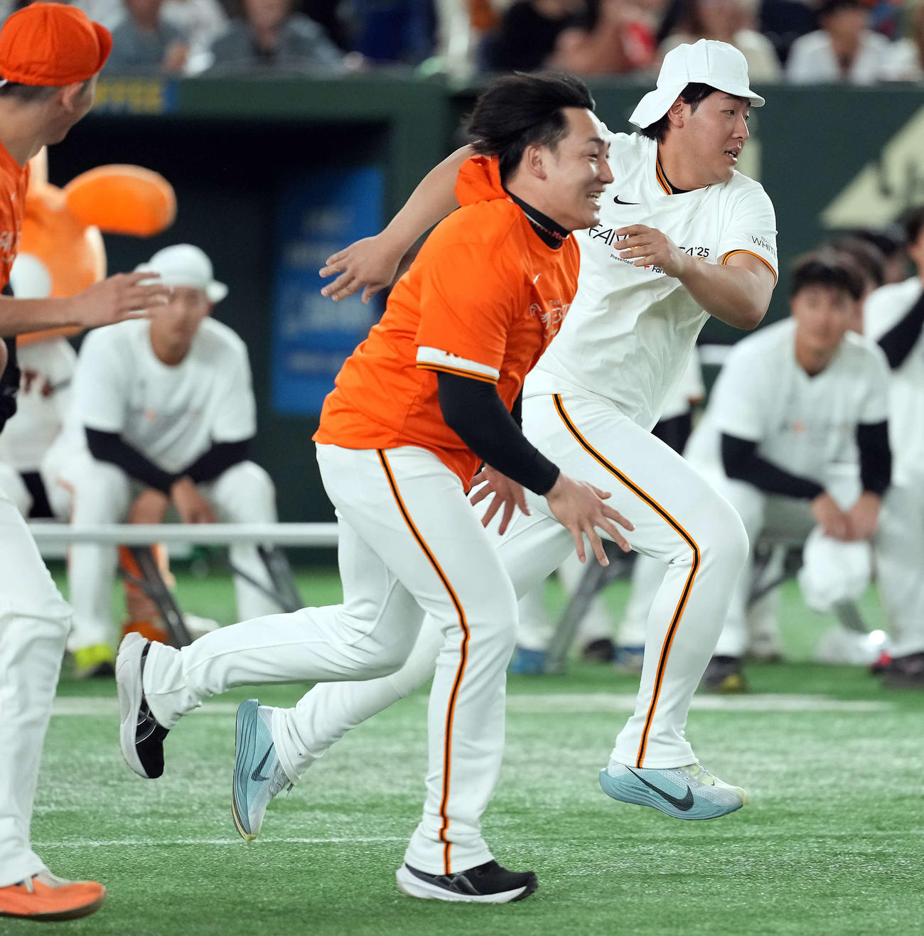 借り物競走で丸（左）と競る巨人岡本（撮影・たえ見朱実）