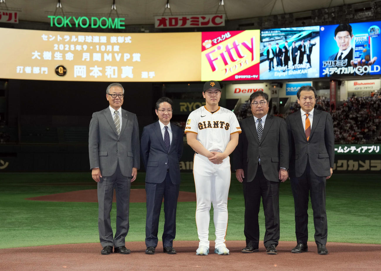 月間MVPの表彰を受けた巨人岡本（中央）（撮影・たえ見朱実）