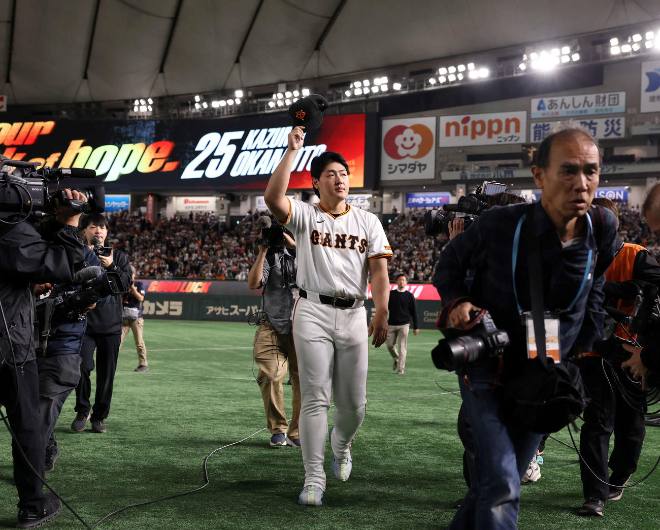 ジャイアンツフェスタ2025　スタンドに場内1周であいさつする巨人岡本（撮影・浅見桂子）