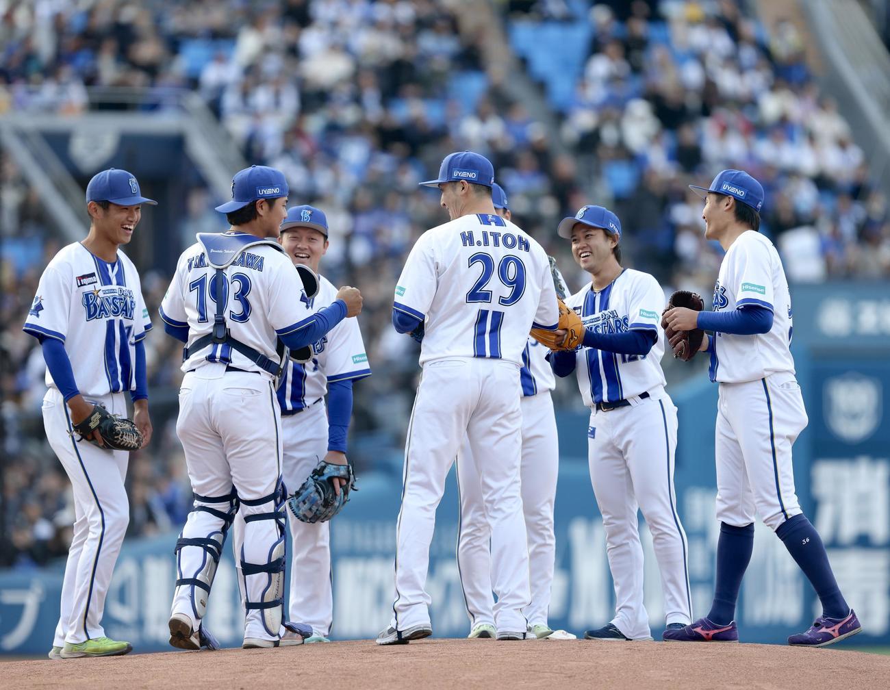 紅白戦でDeNA牧（左から3人目）に代わりマウンドに上がる伊藤（撮影・河田真司）