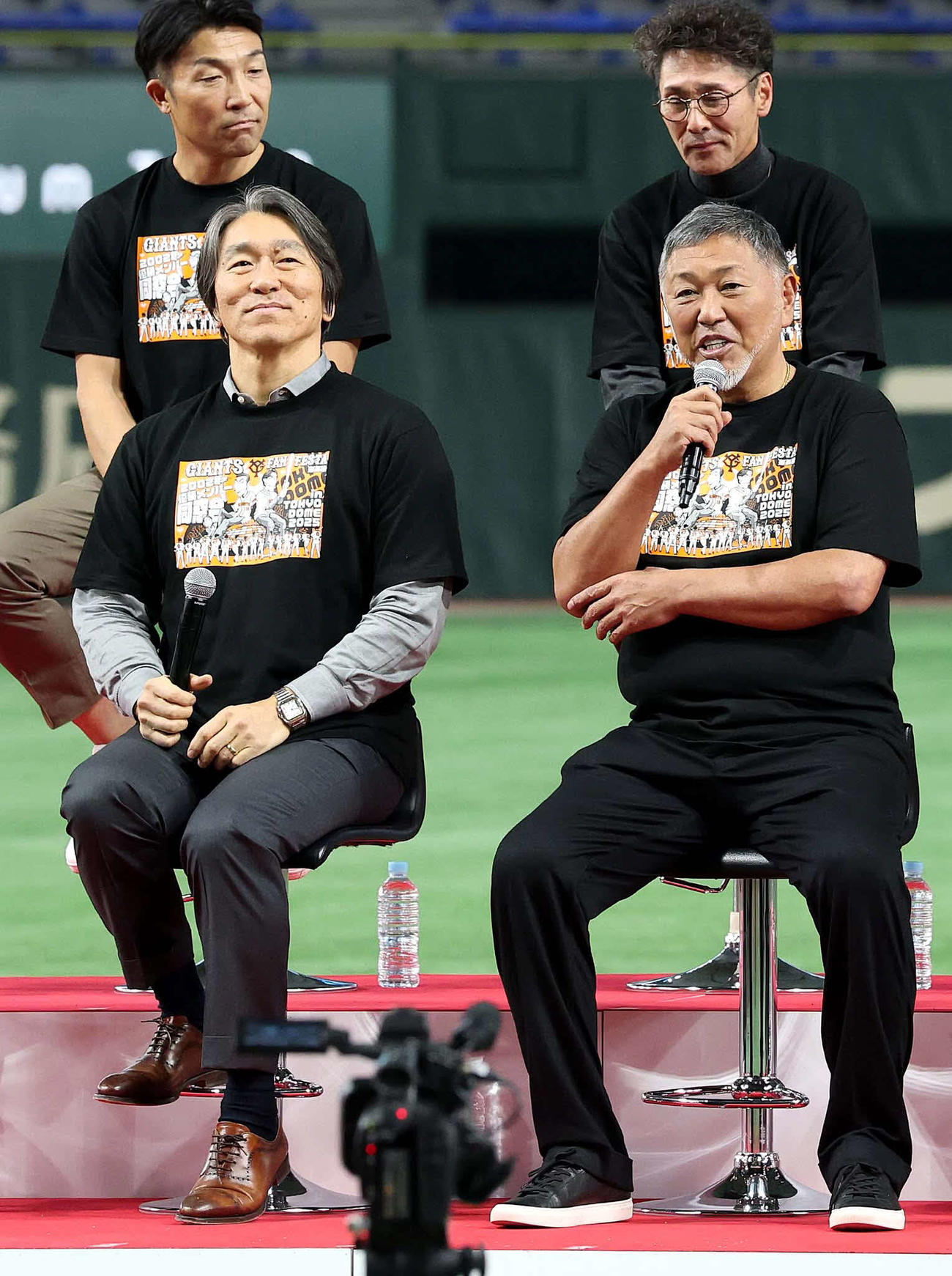 「ジャイアンツ・ファンフェスタ“延長戦”　～2002年優勝メンバー同窓会～」に出席した松井秀喜氏（前列左）と清原和博氏（読売巨人軍提供）