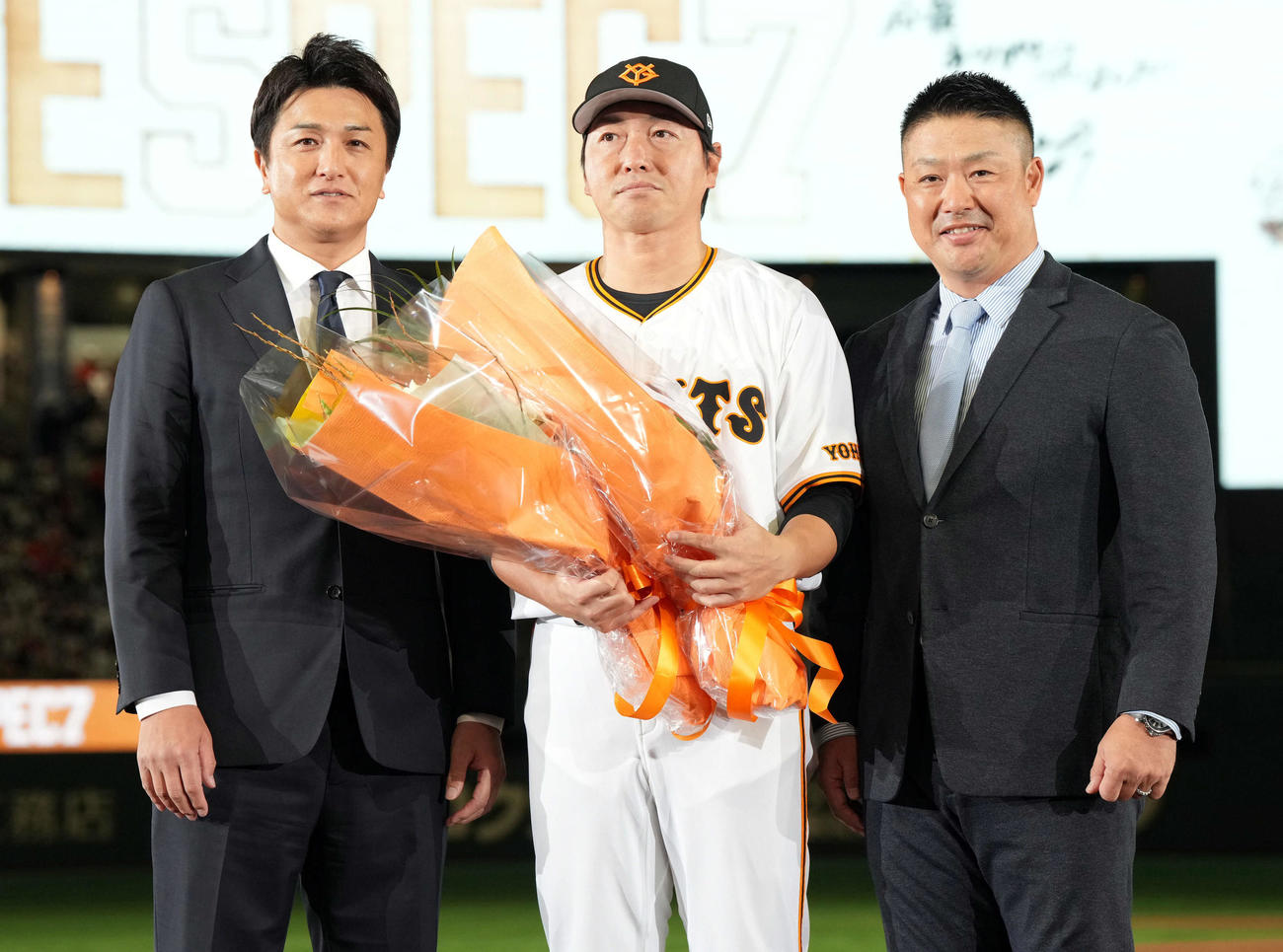 引退セレモニーに駆けつけた高橋氏（左）と村田氏と記念撮影に納まる巨人長野（撮影・たえ見朱実）