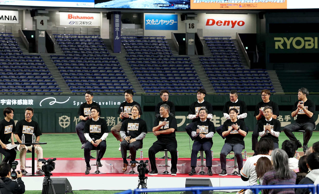 「ジャイアンツ・ファンフェスタ“延長戦”　～2002年優勝メンバー同窓会～」に出席した松井秀喜氏（前列左から2番目）ら巨人OB（読売巨人軍提供）