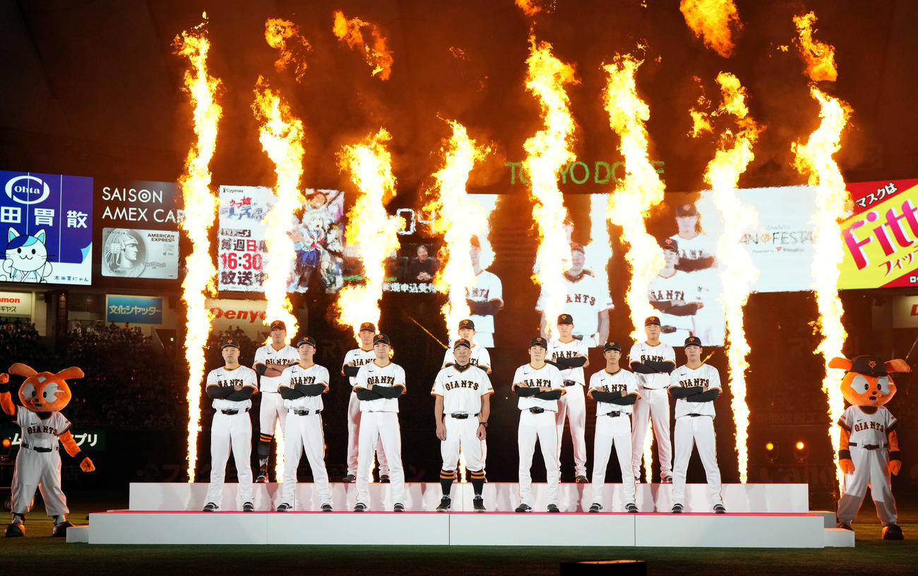 ポーズを決める巨人の新入団選手。前列左から藤井健翔、皆川岳飛、田和廉、阿部慎之助監督、竹丸和幸、山城京平、小浜佑斗。後列左から知念大成、松井蓮太朗、冨重英二郎、林燦、河野優作（撮影・たえ見朱実）