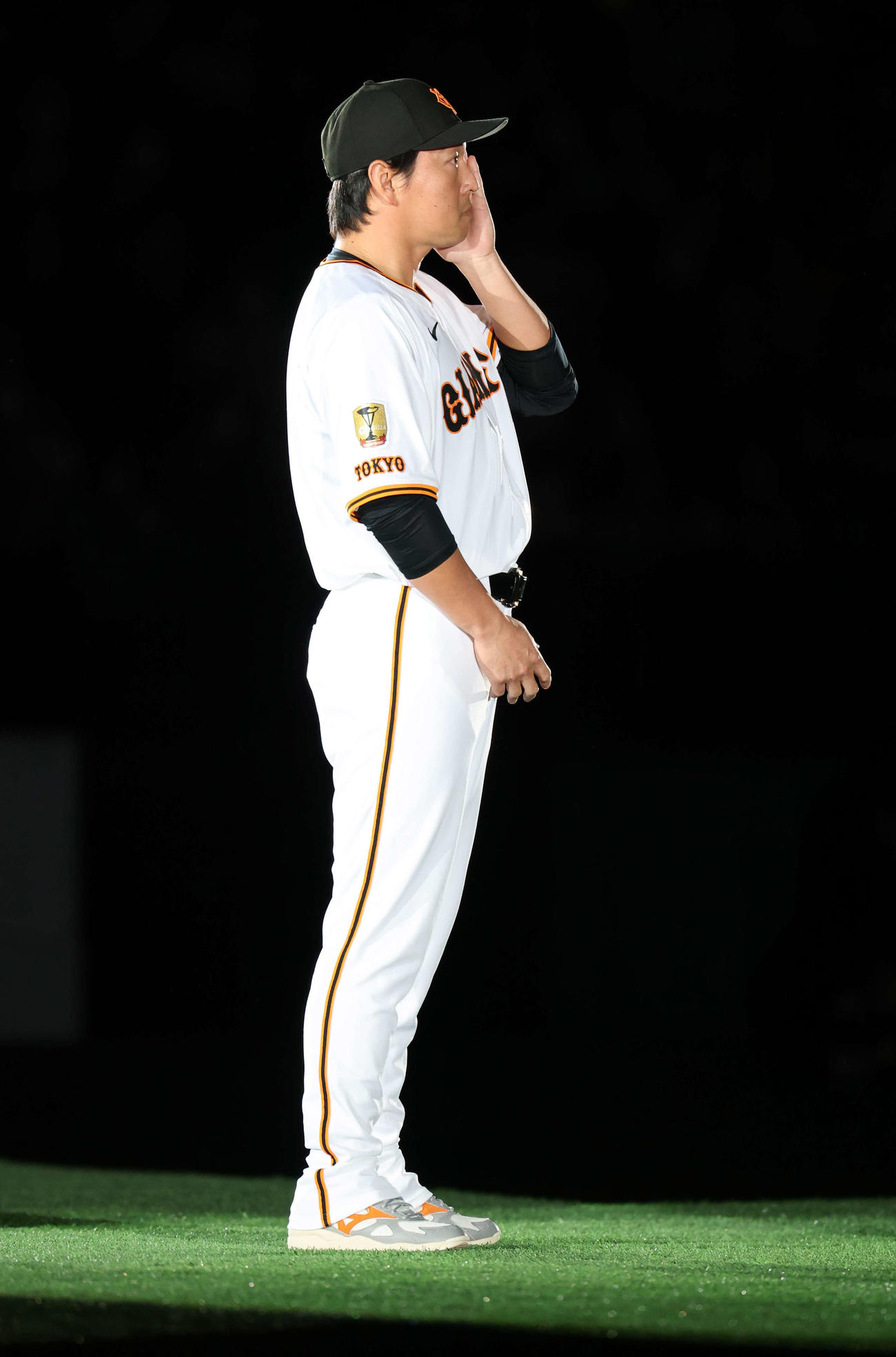 引退セレモニーで、懐かしいビジョンを見ながら涙をぬぐう巨人長野（撮影・浅見桂子）