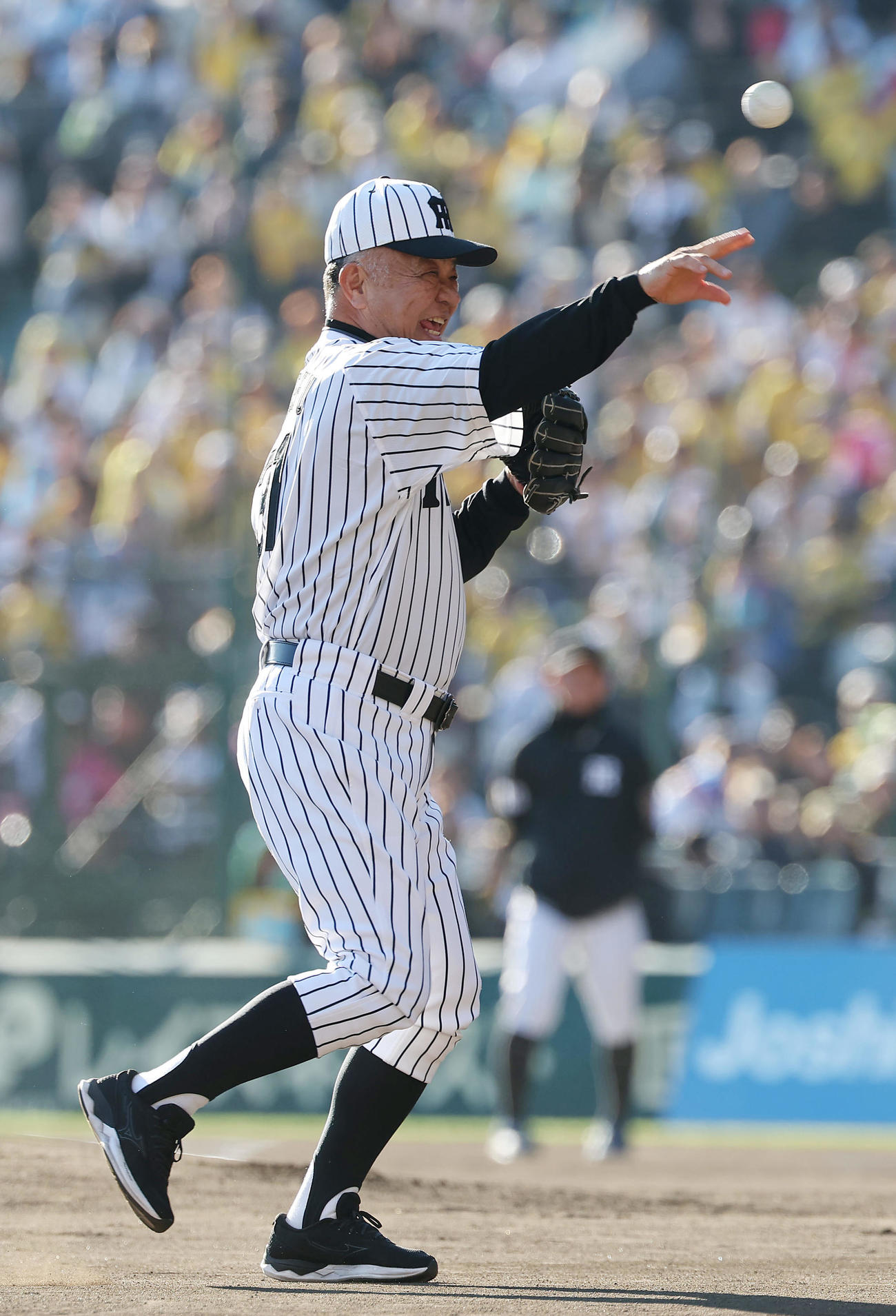 阪神ファン感謝デーで送球する掛布OB会長（撮影・前田充）
