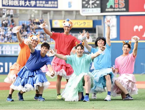 ルーキーパフォーマンスを披露するDeNAの、左から坂口、加藤、小針、竹田、若松、篠木（撮影・河田真司）