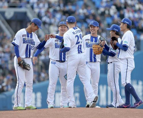 紅白戦でDeNA牧（左から2人目）に代わりマウンドに上がる伊藤（撮影・河田真司）