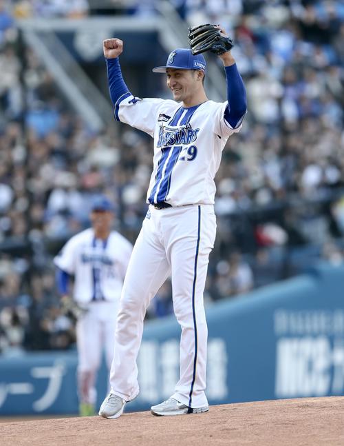 紅白戦のマウンドでガッツポーズする伊藤（撮影・河田真司）
