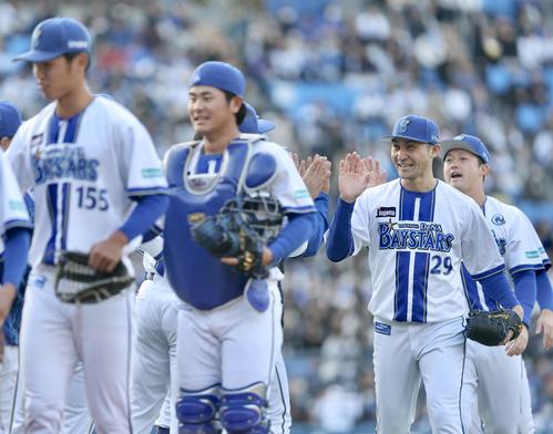 紅白戦でDeNAの選手とタッチを交わす伊藤（右から2人目）（撮影・河田真司）
