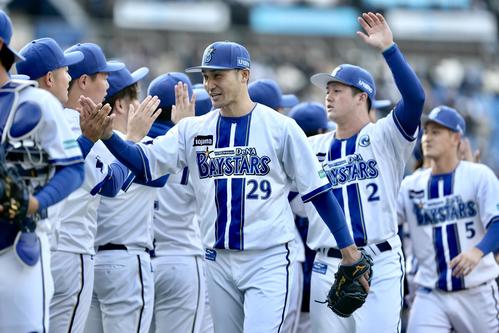 紅白戦でDeNAの仲間とタッチを交わす伊藤（中央）（撮影・河田真司）