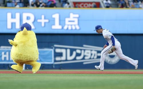 紅白戦で進塁を試みるチャピーを追走する伊藤（撮影・河田真司）