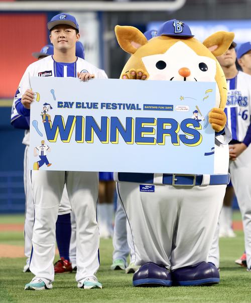 紅白戦で勝利し、DB．スターマンと（右）と記念撮影するDeNA牧（撮影・河田真司）