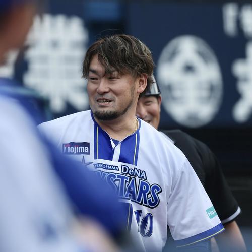 紅白戦に臨むDeNA戸柱（撮影・河田真司）