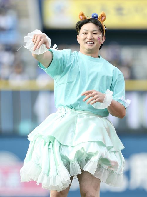 ルーキーパフォーマンスを披露するDeNA竹田（撮影・河田真司）
