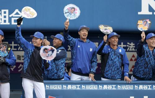 ルーキーパフォーマンスをベンチから見守るDeNA梶原（中央）ら（撮影・河田真司）