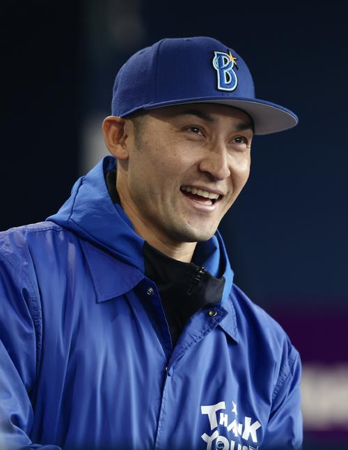 紅白戦を見守る伊藤（撮影・河田真司）