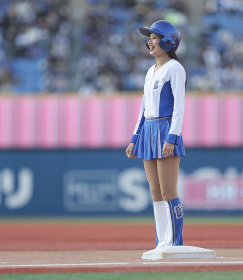 紅白戦で代走を務めるdianaのAki（撮影・河田真司）