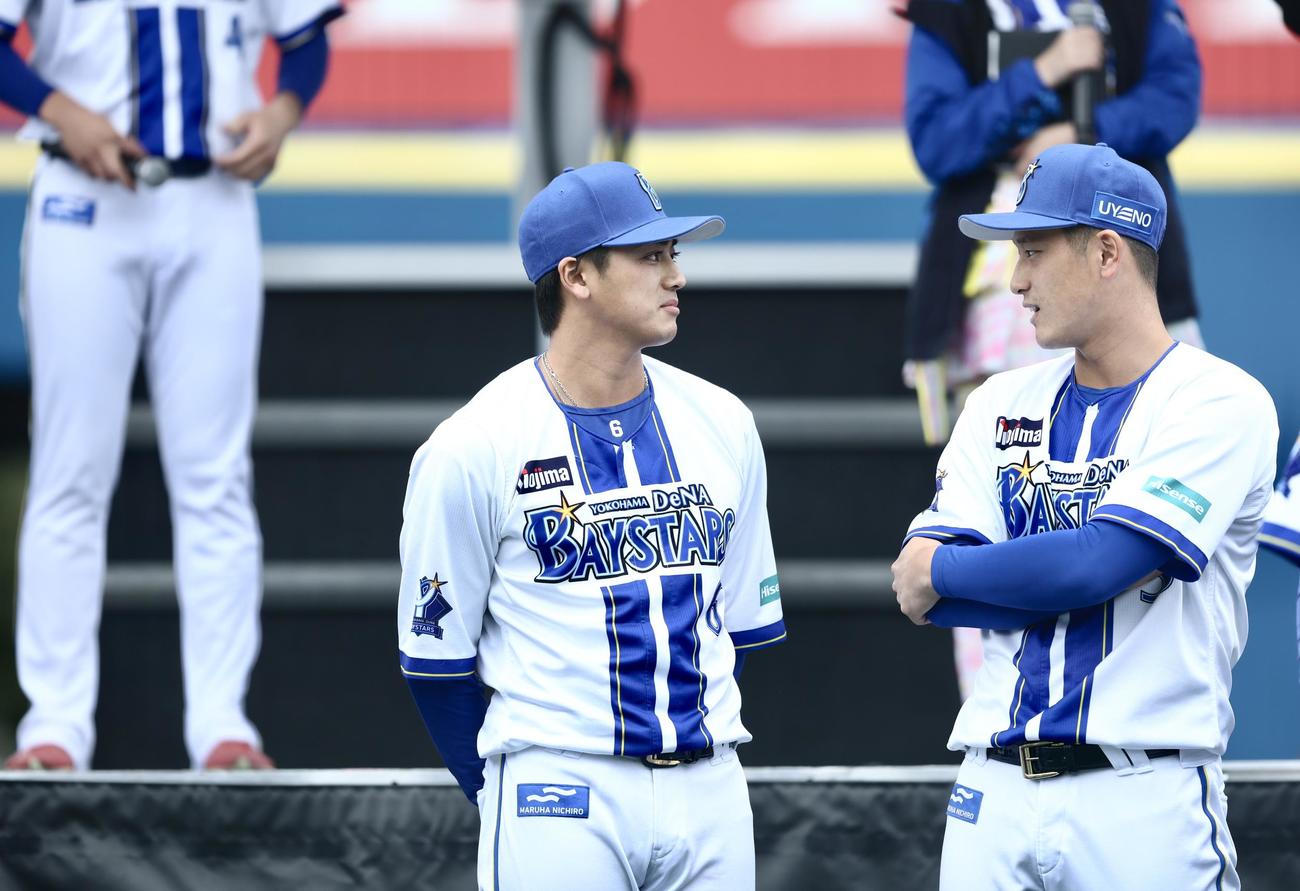 言葉を交わすDeNA森（左）と松尾（撮影・河田真司）