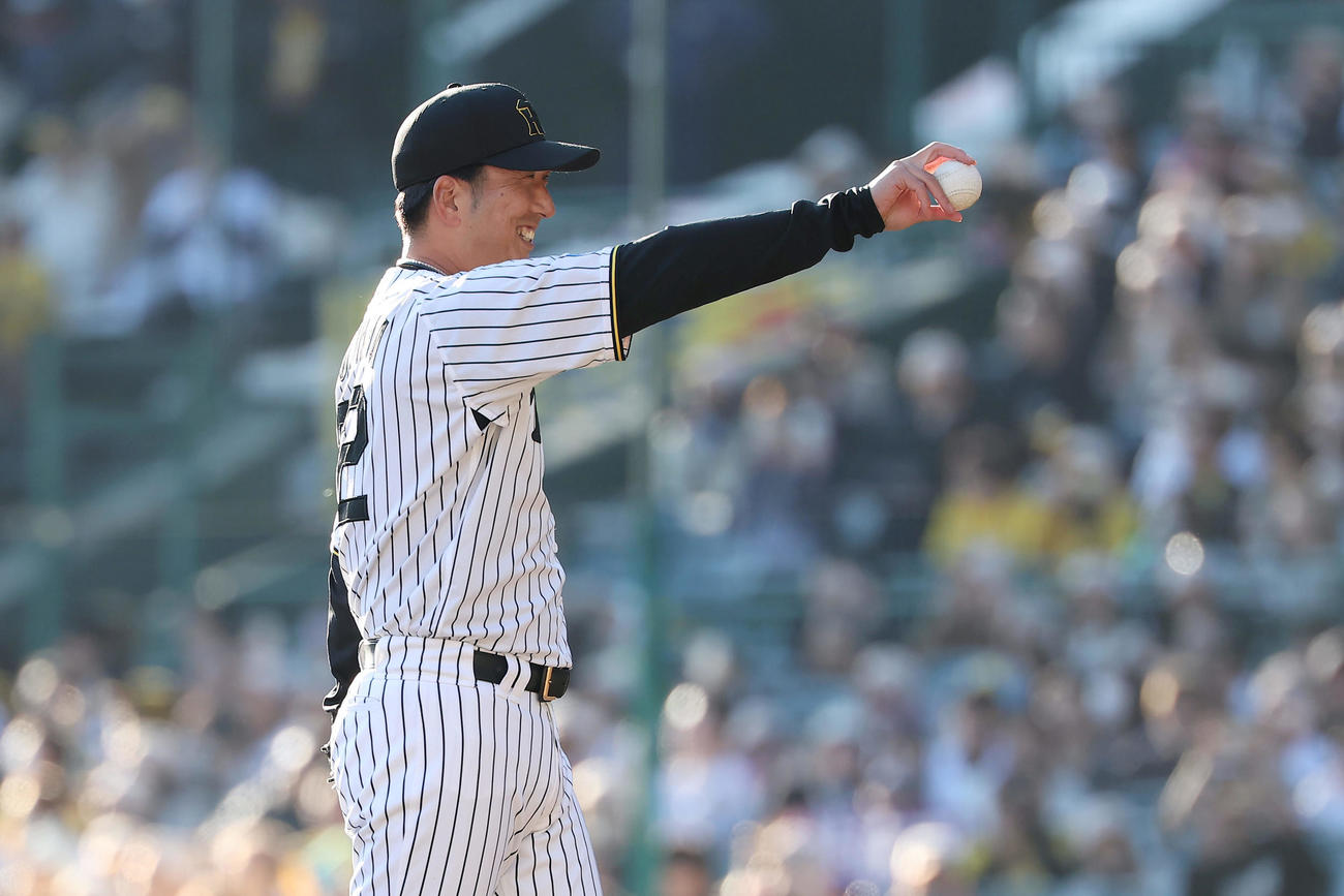 レジェンドオールスターズの一員としてマウンドに上がり、ストレートの握りを見せる阪神藤川監督（撮影・前田充）