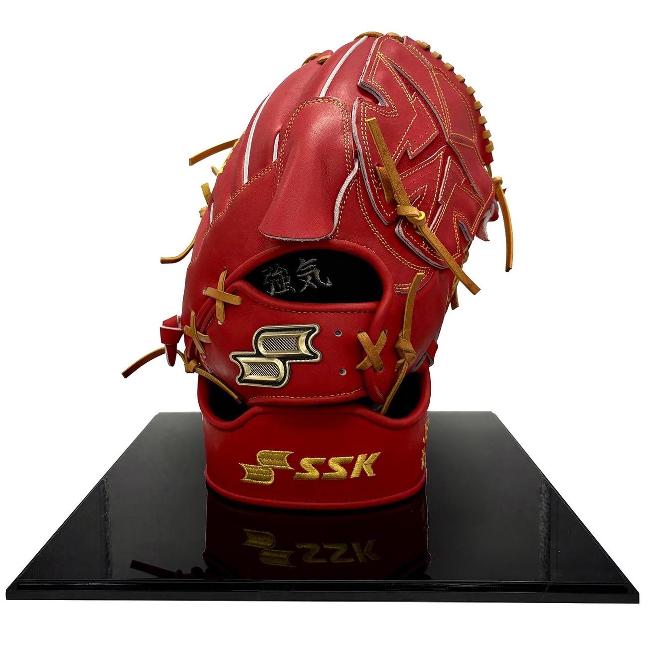 発売される阪神才木の最優秀防御率賞記念グラブ（SSK社提供）