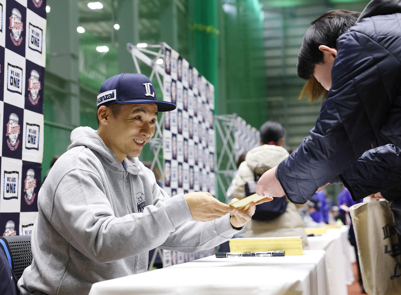 西武ファン感謝イベント「LIONS THANKS FESTA 2025」でファンと交流する栗山（撮影・宮地輝）