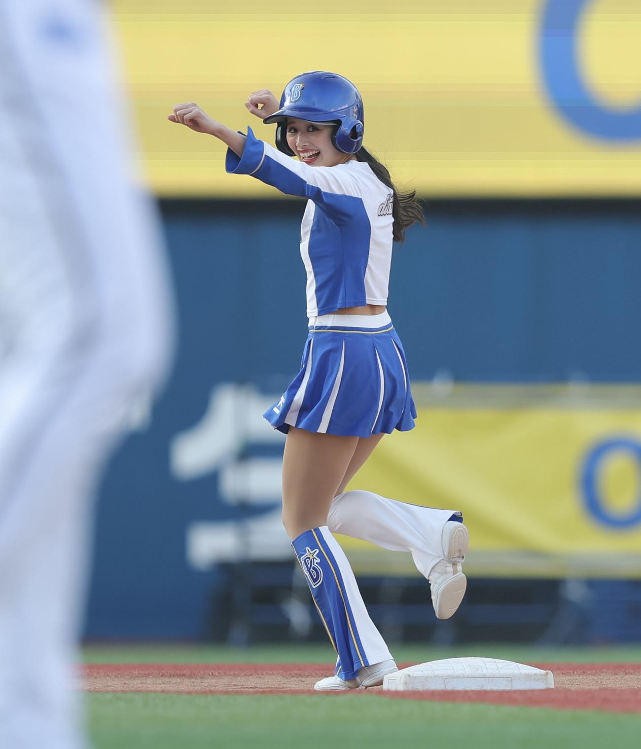 紅白戦で代走を務めるdianaのAki（撮影・河田真司）