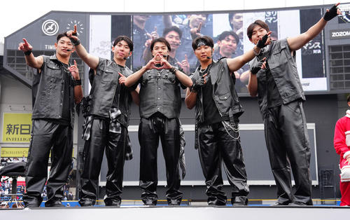 ロッテファン感謝デー　「なりきりパフォーマンス対決」を終えポーズを取るロッテの、左から池田、寺地、小川、宮崎、安田（撮影・鈴木みどり）