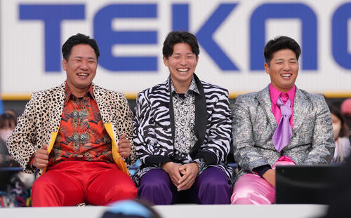 ステージでシャ乱Qを披露した、ヤクルトの左から荘司、下川、中村優（撮影・足立雅史）